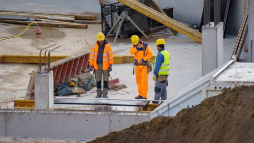 Jakie normy hałasu obowiązują na budowie i jaki ma to wpływ na zdrowie pracowników?